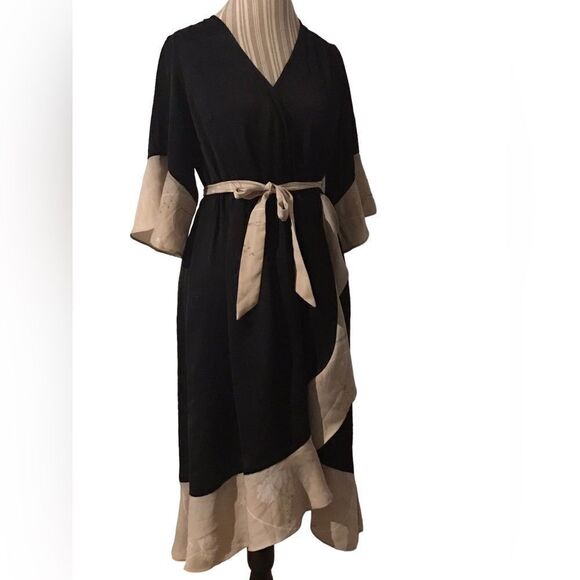 Kaari Blue size medium robe perfect like new slick finish great gift - Picture 1 of 2
